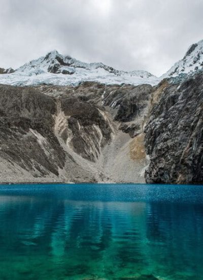 impresionante-vista-montanas-oceano-parque-nacional-peru_181624-12633